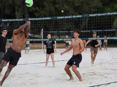 一群年轻人在打沙滩排球